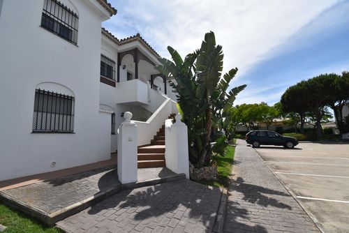 Pinar de las Quintas Apartamento clásico y acogedor en Chiclana de la Frontera, Costa de la Luz, España, para 6 personas. El apartamento se encuentra en un complejo vacacional con bar y restaurante, en una zona residencial de playa, cerca de tiendas, supermercados y una cancha de tenis, y a 1 km de la playa de La Barrosa....