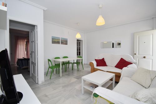 Pinar de las Quintas Apartamento clásico y acogedor en Chiclana de la Frontera, Costa de la Luz, España, para 6 personas. El apartamento se encuentra en un complejo vacacional con bar y restaurante, en una zona residencial de playa, cerca de tiendas, supermercados y una cancha de tenis, y a 1 km de la playa de La Barrosa....