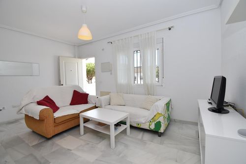 Pinar de las Quintas Apartamento clásico y acogedor en Chiclana de la Frontera, Costa de la Luz, España, para 6 personas. El apartamento se encuentra en un complejo vacacional con bar y restaurante, en una zona residencial de playa, cerca de tiendas, supermercados y una cancha de tenis, y a 1 km de la playa de La Barrosa....