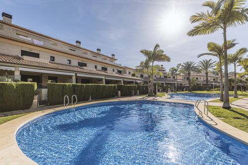 Jardines de Gorgos apartamento Bel et agréable appartement avec piscine commune à Javea, Costa Blanca, Espagne, pour 4 personnes. L'appartement est situé dans une résidence, dans un quartier résidentiel et à 1 km de la plage de Muntanyar....