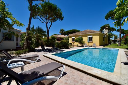 Yolanda Hermosa y cómoda villa con piscina privada en Chiclana de la Frontera, Costa de la Luz, España, para 6 personas. La casa está situada en una zona residencial de playa, cerca de restaurantes y bares, y a 2 km de la playa de La Barrosa....