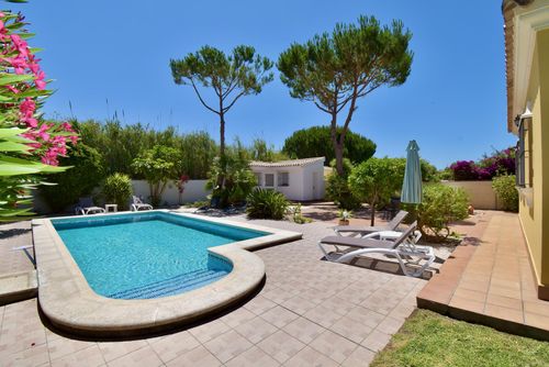 Yolanda Magnifique et confortable villa avec piscine privée à Chiclana de la Frontera, Costa de la Luz, Espagne, pour 6 personnes. La maison est située dans une zone résidentielle près de la plage, à proximité de restaurants et de bars, et à 2 km de la plage de La Barrosa....
