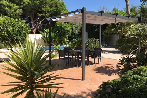 Yolanda Hermosa y cómoda villa en Chiclana de la Frontera, Costa de la Luz, España, con piscina privada para 6 personas. La casa se encuentra en una zona residencial cerca de la playa, a pocos pasos de restaurantes y bares, y a 2 km de la playa de La Barrosa....