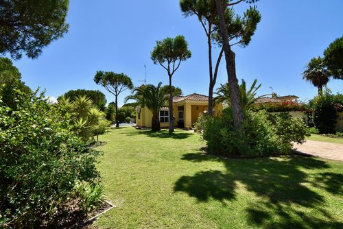 Yolanda Beautiful and comfortable villa with private pool in Chiclana de la Frontera, Costa de la Luz, Spain for 6 persons. The house is situated in a residential beach area, close to restaurants and bars and 2 km from La Barrosa beach....