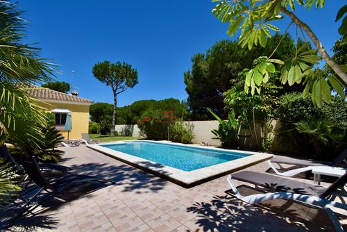 Yolanda Magnifique et confortable villa avec piscine privée à Chiclana de la Frontera, Costa de la Luz, Espagne, pour 6 personnes. La maison est située dans une zone résidentielle près de la plage, à proximité de restaurants et de bars, et à 2 km de la plage de La Barrosa....