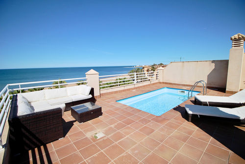 El Amanecer 81 by homeprive Skøn penthouse i Denia, Costa Blanca, Spanien med en fælles swimmingpool til 4 personer. Huset ligger tæt på restauranter, barer og supermarkeder og er kun 25 meter fra direkte adgang til stranden....