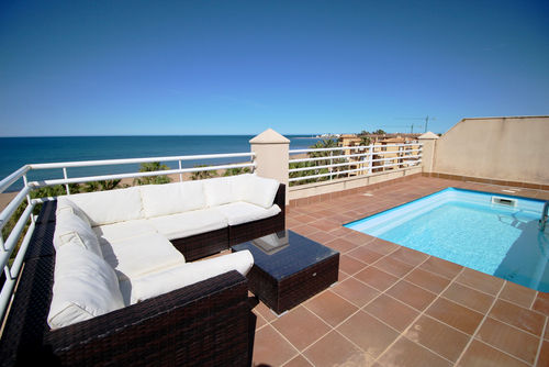 El Amanecer 81 by homeprive Predivan penthouse u Deniji, Costa Blanca, Španija s zajedničkim bazenom za 4 osobe. Kuća se nalazi u blizini restorana, barova i supermarketa te je udaljena 25 metara od direktnog pristupa plaži....