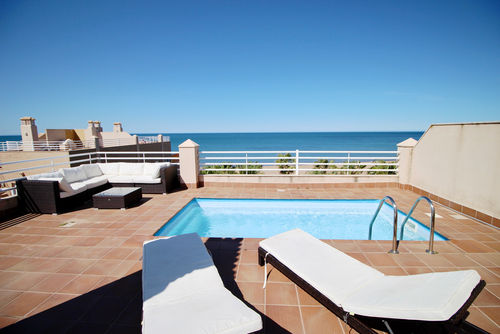 El Amanecer 81 by homeprive Skøn penthouse i Denia, Costa Blanca, Spanien med en fælles swimmingpool til 4 personer. Huset ligger tæt på restauranter, barer og supermarkeder og er kun 25 meter fra direkte adgang til stranden....