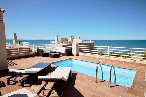 El Amanecer 81 by homeprive Skøn penthouse i Denia, Costa Blanca, Spanien med en fælles swimmingpool til 4 personer. Huset ligger tæt på restauranter, barer og supermarkeder og er kun 25 meter fra direkte adgang til stranden....