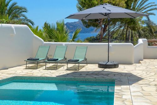 El Mirador Belle et confortable villa avec piscine privée à Benissa, Costa Blanca, Espagne, pour 10 personnes. La maison est située dans une zone résidentielle près de la plage, à proximité des restaurants, bars et supermarchés, à 1 km de la plage de Cala Baladrar, 5 km de Moraira, et 1 km de la mer Méditerranée....
