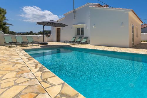 El Mirador Splendida e confortevole villa con piscina privata a Benissa, Costa Blanca, Spagna per 10 persone. La casa è situata in una zona residenziale vicino alla spiaggia, a breve distanza da ristoranti, bar e supermercati, a 1 km dalla spiaggia Cala Baladrar, a 5 km da Moraira e a 1 km dal Mar Mediterraneo....