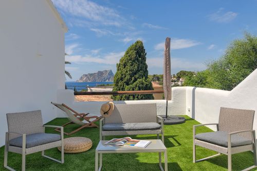 El Mirador Hermosa y cómoda villa con piscina privada en Benissa, Costa Blanca, España, para 10 personas. La casa está situada en una zona residencial de playa, cerca de restaurantes, bares y supermercados, a 1 km de la playa de Cala Baladrar, a 5 km de Moraira y a 1 km del Mar Mediterráneo....