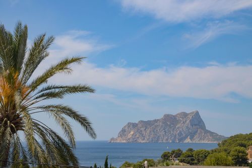 El Mirador Schöne und komfortable Villa in Benissa, Costa Blanca, Spanien, mit privatem Pool für 10 Personen. Das Haus befindet sich in einem Wohnstrandgebiet, in der Nähe von Restaurants, Bars und Supermärkten, 1 km vom Strand Cala Baladrar, 5 km von Moraira und 1 km vom Mittelmeer entfernt....