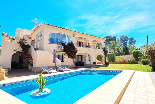 Villa Haleakala by Solidays Geweldige en vrolijke villa met privé zwembad in Moraira, Costa Blanca, Spanje voor 4 personen. Het huis is gelegen in een residentieel strandgebied, dicht bij restaurants en bars, winkels en supermarkten, en 1 km van het L'Ampolla strand....