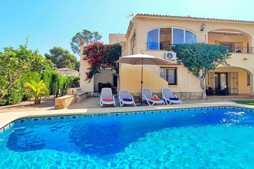 Villa Haleakala by Solidays Maravillosa y alegre villa en Moraira, Costa Blanca, España, con piscina privada para 4 personas. La casa está situada en una zona residencial de playa, cerca de restaurantes y bares, tiendas y supermercados, y a 1 km de la playa de L'Ampolla....