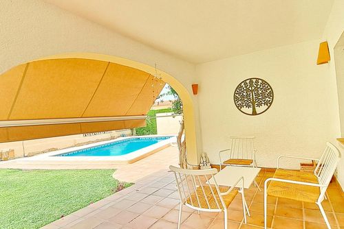 Villa Haleakala by Solidays Maravillosa y alegre villa con piscina privada en Moraira, Costa Blanca, España, para 4 personas. La casa está situada en una zona residencial cerca de la playa, a poca distancia de restaurantes y bares, tiendas y supermercados, y a 1 km de la playa de L'Ampolla....