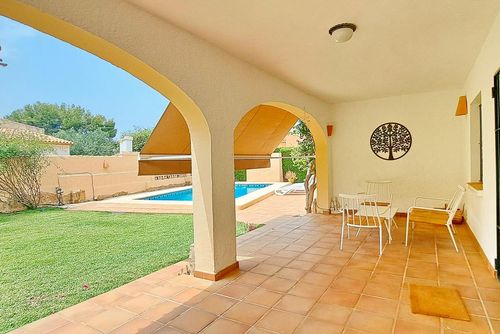 Villa Haleakala by Solidays Wundervolle und freundliche Villa in Moraira, Costa Blanca, Spanien mit privatem Pool für 4 Personen. Das Haus befindet sich in einem Wohngebiet in Strandnähe, nahe Restaurants und Bars, Geschäften und Supermärkten, sowie 1 km vom Strand L'Ampolla entfernt....