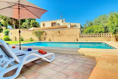 Villa Haleakala by Solidays Geweldige en vrolijke villa in Moraira, Costa Blanca, Spanje met een privézwembad voor 4 personen. Het huis is gelegen in een residentieel strandgebied, dicht bij restaurants en bars, winkels en supermarkten, en op 1 km van het strand van L'Ampolla....