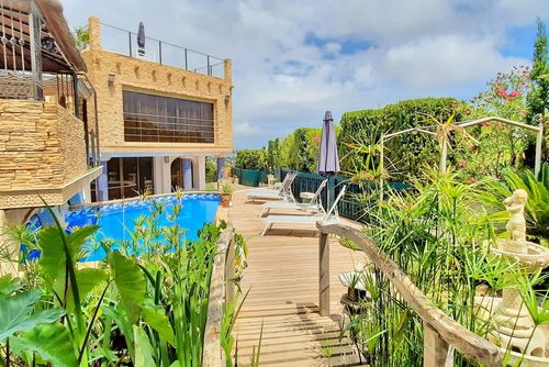 Villa Sun Carlos by Solidays Magnifique et joyeuse villa avec une piscine privée à Benissa, Costa Blanca, Espagne, pour 8 personnes. La maison est située dans une zone côtière et vallonnée, à seulement 2 km de la plage de La Fustera....
