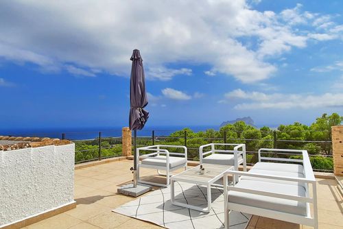 Villa Sun Carlos by Solidays Geweldige en vrolijke villa met privézwembad in Benissa, Costa Blanca, Spanje voor 8 personen. Het huis is gelegen in een kust- en heuvelachtig gebied, op 2 km van het strand van La Fustera....