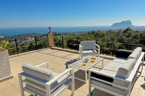 Villa Sun Carlos by Solidays Geweldige en vrolijke villa met privézwembad in Benissa, Costa Blanca, Spanje voor 8 personen. Het huis is gelegen in een kust- en heuvelachtig gebied, op 2 km van het strand van La Fustera....