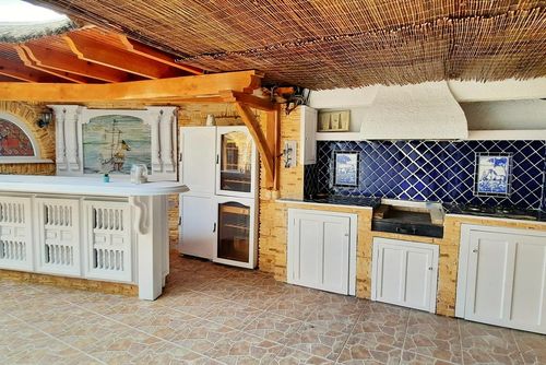 Villa Sun Carlos by Solidays Geweldige en vrolijke villa met privézwembad in Benissa, Costa Blanca, Spanje voor 8 personen. Het huis is gelegen in een kust- en heuvelachtig gebied, op 2 km van het strand van La Fustera....