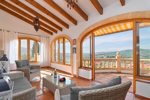 Casa Patricia Hermosa y cómoda villa con piscina privada en Jávea, Costa Blanca, España para 8 personas. La casa está situada en una zona residencial de playa y se encuentra a 4 km de la playa El Arenal, Jávea....