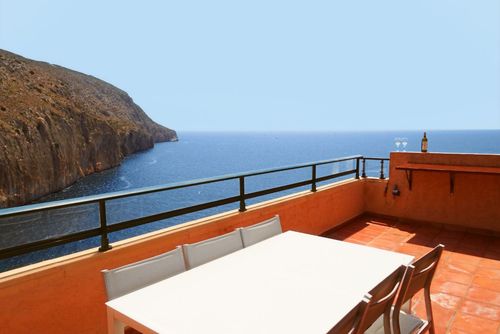 Casa Rousell Appartement merveilleux et ensoleillé à Altea, Costa Blanca, Espagne, avec piscine commune pour 6 personnes. L'appartement est situé à 100 m de la plage, à 4 km d'Altea la Vella, et à 0,1 km de la Méditerranée....