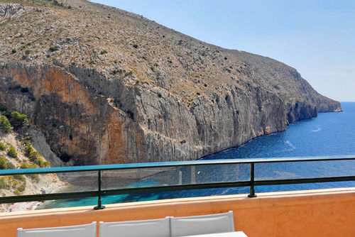 Casa Rousell Appartement merveilleux et ensoleillé à Altea, Costa Blanca, Espagne, avec piscine commune pour 6 personnes. L'appartement est situé à 100 m de la plage, à 4 km d'Altea la Vella, et à 0,1 km de la Méditerranée....