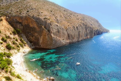 Casa Rousell Geweldig en vrolijk appartement met gemeenschappelijk zwembad in Altea, Costa Blanca, Spanje voor 6 personen. Het appartement ligt op 100 m van het strand, 4 km van Altea la Vella en 0,1 km van de Middellandse Zee....