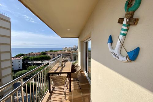 Perla del Mar Apartamento en Castell-Platja d'Aro, Cataluña, España para 6 personas. El apartamento se encuentra cerca de restaurantes y bares, tiendas y supermercados, y está a 50 m de la playa de Platja d'Aro....