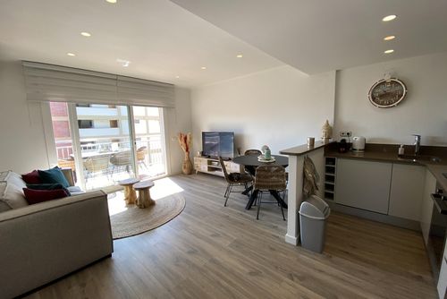 Perla del Mar Leilighet i Castell-Platja d'Aro, Catalonia, Spania for 6 personer. Leiligheten ligger nær restauranter og barer, butikker og supermarkeder, og er kun 50 m fra Platja d'Aro-stranden....