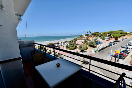 La Playa Hermoso y cómodo apartamento en Chiclana de la Frontera, Costa de la Luz, España, para 5 personas. El apartamento está situado en una zona residencial cercana a la playa, cerca de restaurantes y bares, tiendas y supermercados, y a solo 100 m de la playa de La Barrosa....