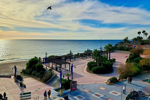 La Playa Beautiful and comfortable apartment in Chiclana de la Frontera, Costa de la Luz, Spain for 5 persons. The apartment is situated in a residential beach area, close to restaurants and bars, shops and supermarkets, and just 100 m from La Barrosa beach....