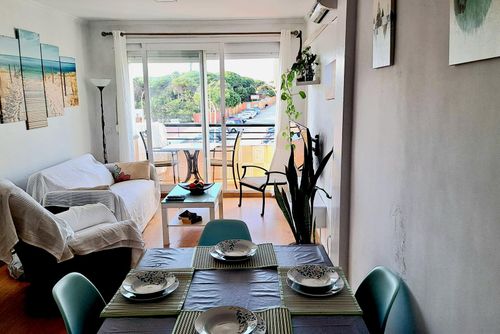 La Playa Hermoso y cómodo apartamento en Chiclana de la Frontera, Costa de la Luz, España, para 5 personas. El apartamento está situado en una zona residencial cercana a la playa, cerca de restaurantes y bares, tiendas y supermercados, y a solo 100 m de la playa de La Barrosa....