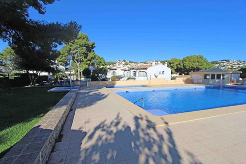 Jaime Maravillosa y cómoda casa de vacaciones con piscina comunitaria en Moraira, Costa Blanca, España, para 4 personas. La casa está situada en una zona residencial, cerca de un campo de golf, restaurantes, bares y una pista de tenis, y se encuentra a 3 km de la playa....