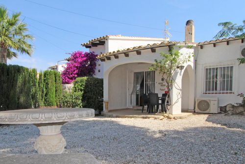 Jaime Maravillosa y cómoda casa de vacaciones con piscina comunitaria en Moraira, Costa Blanca, España, para 4 personas. La casa está situada en una zona residencial, cerca de un campo de golf, restaurantes, bares y una pista de tenis, y se encuentra a 3 km de la playa....