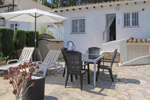 Jaime Geweldig en comfortabel vakantiehuis met gemeenschappelijk zwembad in Moraira, Costa Blanca, Spanje voor 4 personen. Het huis is gelegen in een woonwijk, dicht bij een golfbaan, restaurants, bars en een tennisbaan, en het is 3 km van het strand....