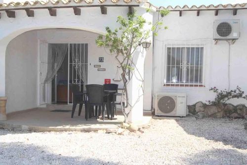 Jaime Superbe et confortable maison de vacances avec piscine commune à Moraira, Costa Blanca, Espagne pour 4 personnes. La maison est située dans un quartier résidentiel, à proximité d'un terrain de golf, de restaurants, de bars et d'un court de tennis, et se trouve à 3 km de la plage....