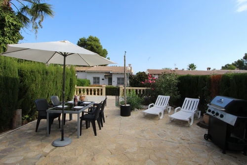 Jaime LT Wunderbares und komfortables Ferienhaus in Moraira, Costa Blanca, Spanien, mit einem Gemeinschaftspool für 4 Personen. Das Haus befindet sich in einer Wohngegend, in der Nähe eines Golfplatzes, Restaurants, Bars und eines Tennisplatzes, und ist 3 km vom Strand entfernt....