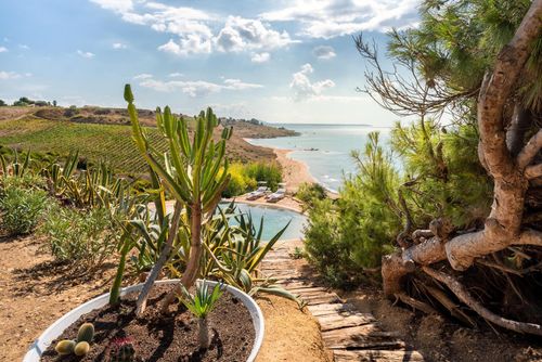 Villa Acquamarina Villa in Menfi, Sizilien, Italien mit privatem Pool für 6 Personen. Das Ferienhaus befindet sich 50 m von einem 5-minütigen Spaziergang zum Strand entfernt....