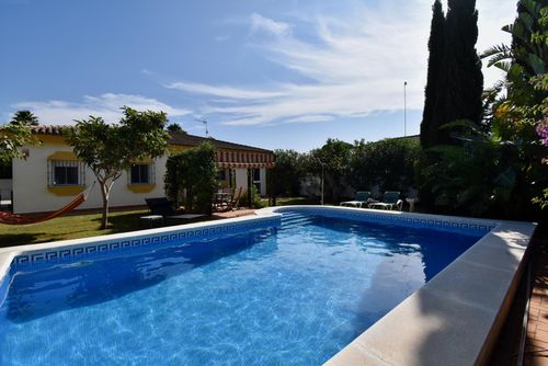 Huerto Chico Charmante et confortable villa à Chiclana de la Frontera, Costa de la Luz, Espagne, avec piscine privée pour 8 personnes. La maison est située dans une zone rurale proche de la plage, à 7 km de Chiclana....