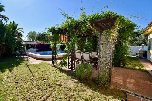Huerto Chico Incantevole e confortevole villa con piscina privata a Chiclana de la Frontera, Costa de la Luz, Spagna, per 8 persone. La casa è situata in una zona rurale vicino alla spiaggia ed è a 7 km da Chiclana....