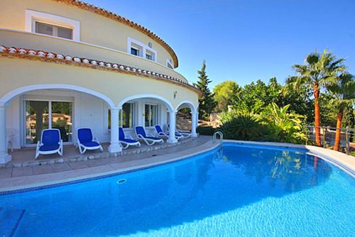 Jarmila Winter Hermosa y cómoda villa con piscina privada en Xàbia, Costa Blanca, España para 8 personas. La casa está situada en una zona de playa residencial, boscosa y montañosa, a 3 km de la playa El Arenal, Xàbia....