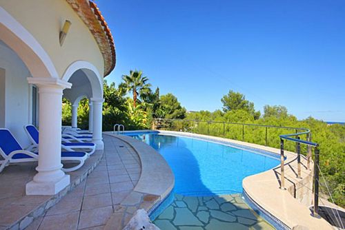 Jarmila Winter Mooie en comfortabele villa met privé zwembad in Javea, Costa Blanca, Spanje voor 8 personen. Het huis is gelegen in een heuvelachtige, bosrijke woonwijk nabij het strand en ligt op 3 km van El Arenal, het strand van Javea....