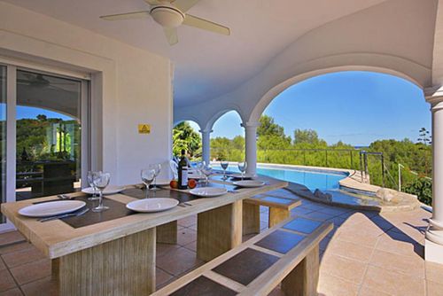 Jarmila Winter Schöne und komfortable Villa mit privatem Pool in Javea, Costa Blanca, Spanien, für 8 Personen. Das Haus befindet sich in einer hügeligen, bewaldeten Wohngegend in der Nähe des Strandes und ist 3 km vom El Arenal, Javea Strand entfernt....