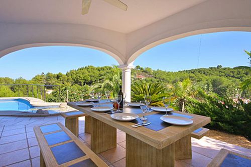 Jarmila Winter Mooie en comfortabele villa met privé zwembad in Javea, Costa Blanca, Spanje voor 8 personen. Het huis is gelegen in een heuvelachtige, bosrijke woonwijk nabij het strand en ligt op 3 km van El Arenal, het strand van Javea....