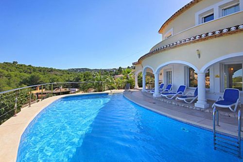 Jarmila Winter Hermosa y cómoda villa con piscina privada en Javea, Costa Blanca, España, para 8 personas. La casa se encuentra en una zona residencial boscosa y montañosa cerca de la playa, a 3 km de la playa de El Arenal, Javea....