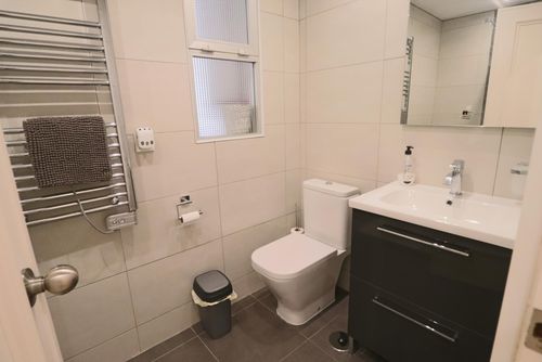 Apartment Miguel Cervantes Encantador y cómodo apartamento en Fuengirola, Andalucía, España, para 6 personas. El apartamento está situado en una zona de playa urbana, cerca de restaurantes, bares, tiendas y supermercados, y se encuentra a 100 m de la playa....