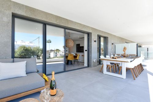 The View 3 1A Moderne und luxuriöse Ferienwohnung in Fuengirola, Andalusien, Spanien, für 4 Personen. Die Wohnung befindet sich in einer Ferienanlage, in einem Wohngebiet am Strand, in der Nähe von Restaurants, Bars und Supermärkten, und ist 500 Meter vom Bikini Beach entfernt....